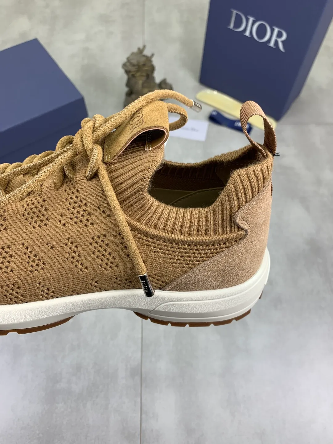 Men's men's shoes P400 new Dior Tech sneakers 2026 early spring series new products, with fashionable details, highlighting retro aesthetics. The fly-knit upper is spliced ​​with the sides of apricot transparent mesh fabric, and the leading edge of the upper window is laminated with high-frequency flat ironing and counter-pressure. The original craftsmanship is beautiful, comfortable and does not fall off. The interior is made of tonal sheep lining, which is soft and comfortable. The heel and tongue are embellished with the Paris logo. The textured TPU soles with the same tonal logo add to the high-end style.  Code number: 38-45 (46 customized)